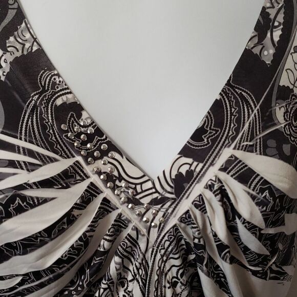 Live and Let Live. Live and Let  Black and White Graphics Boho Style Top. Size L - Picture 2 of 9